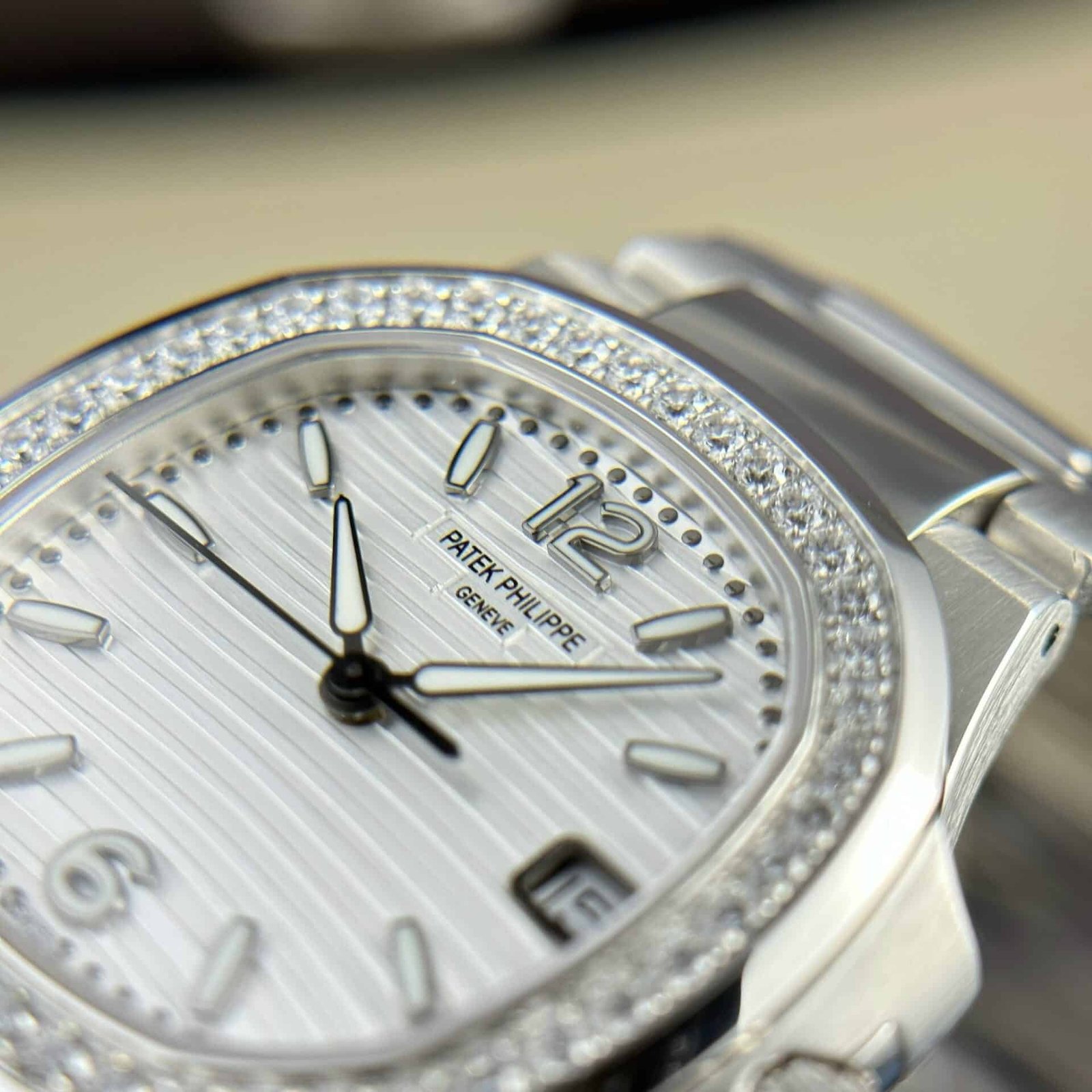 Patek Philippe Nautilus 7010/1G-011 White Dial Diamond Bezel Swiss Quartz Best Replica 32mm - 图片 5