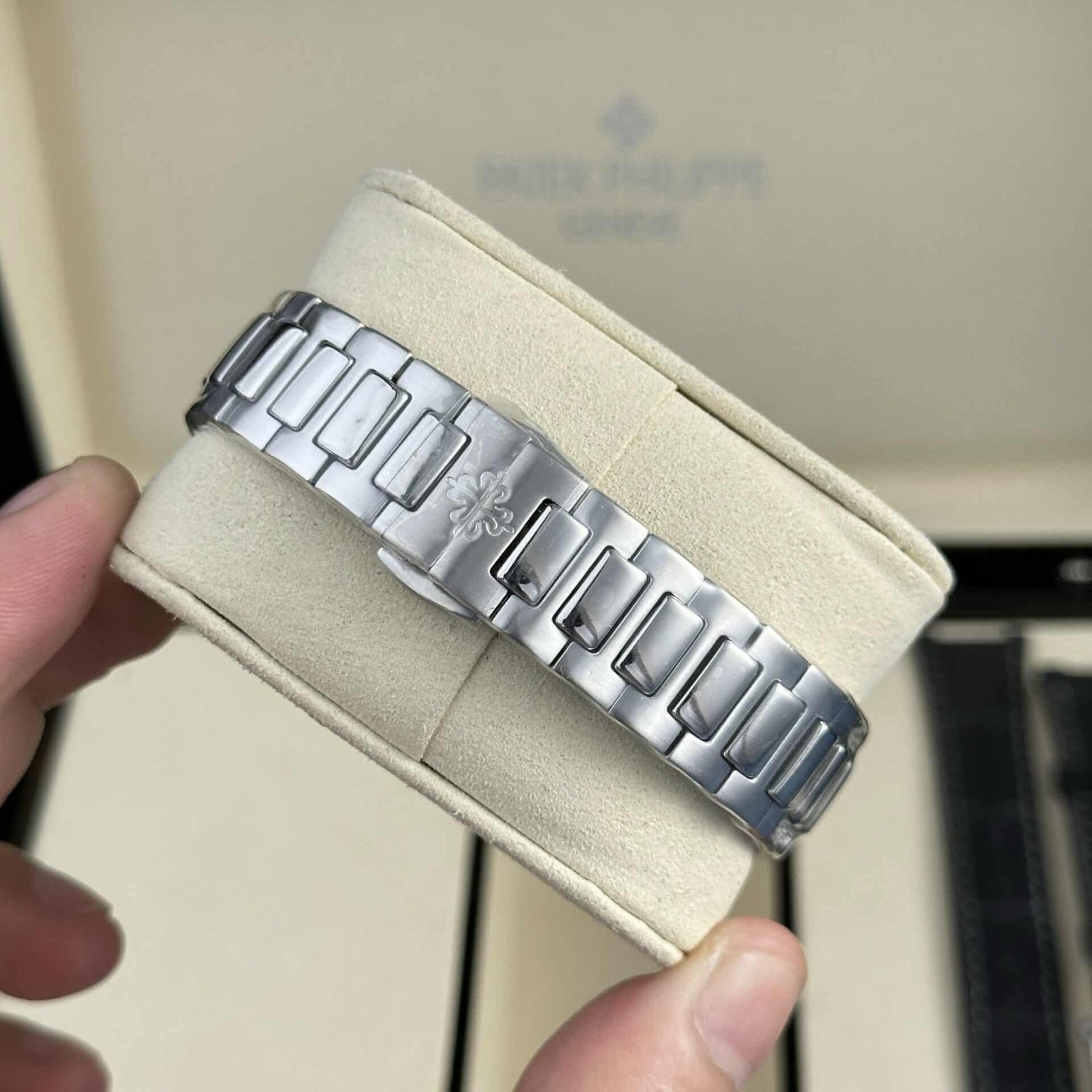Patek Philippe Nautilus 7010/1G-011 White Dial Diamond Bezel Swiss Quartz Best Replica 32mm - 图片 9