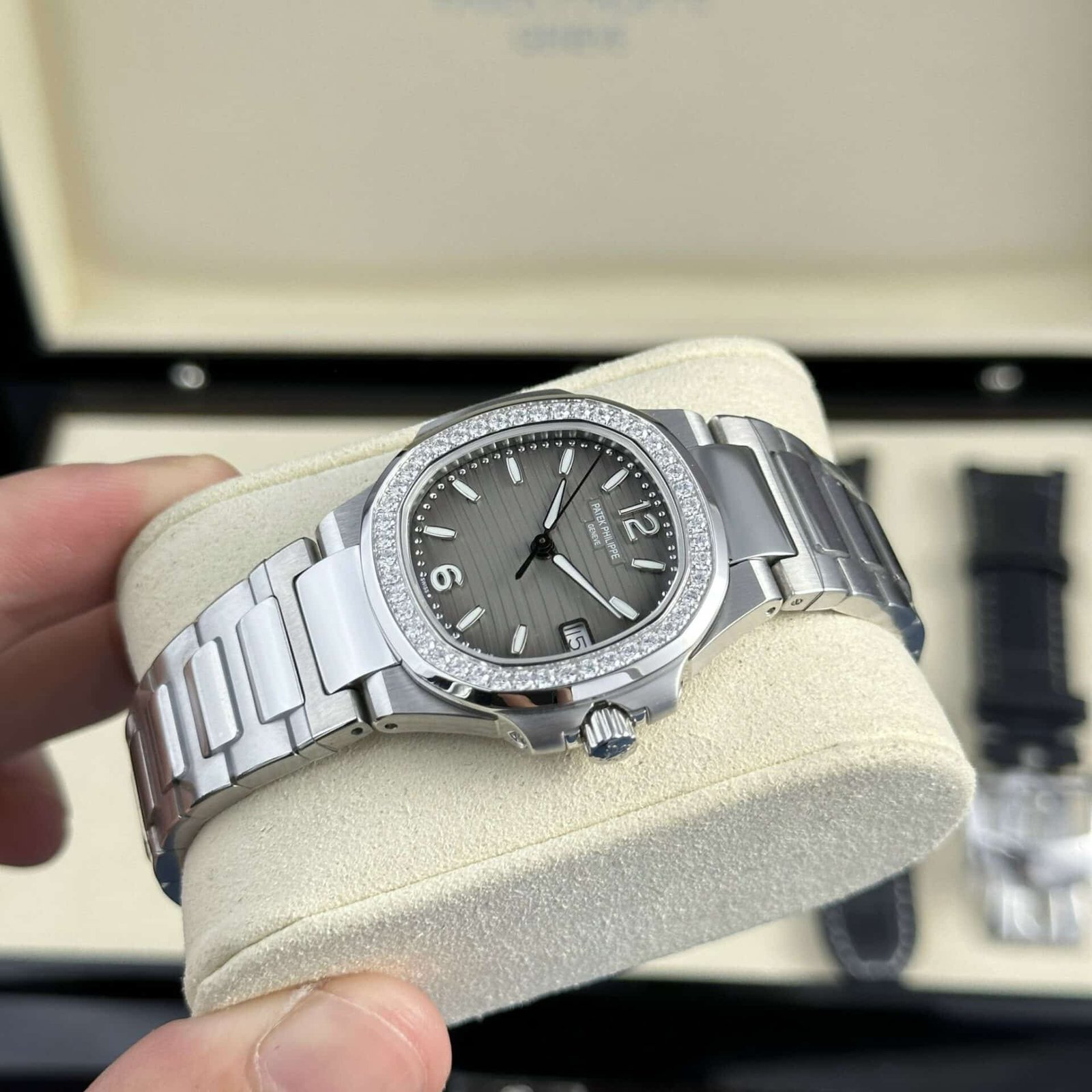 Patek Philippe Nautilus 7010/1G-012 Smoke Gray Dial Diamond Bezel Swiss Quartz Best Replica 32mm - 图片 3