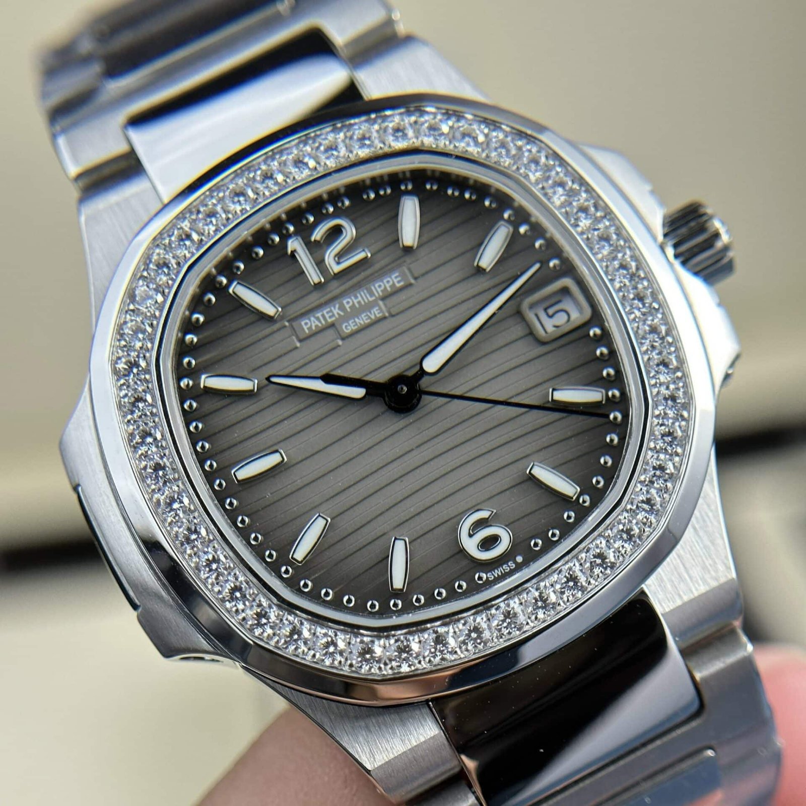 Patek Philippe Nautilus 7010/1G-012 Smoke Gray Dial Diamond Bezel Swiss Quartz Best Replica 32mm - 图片 4