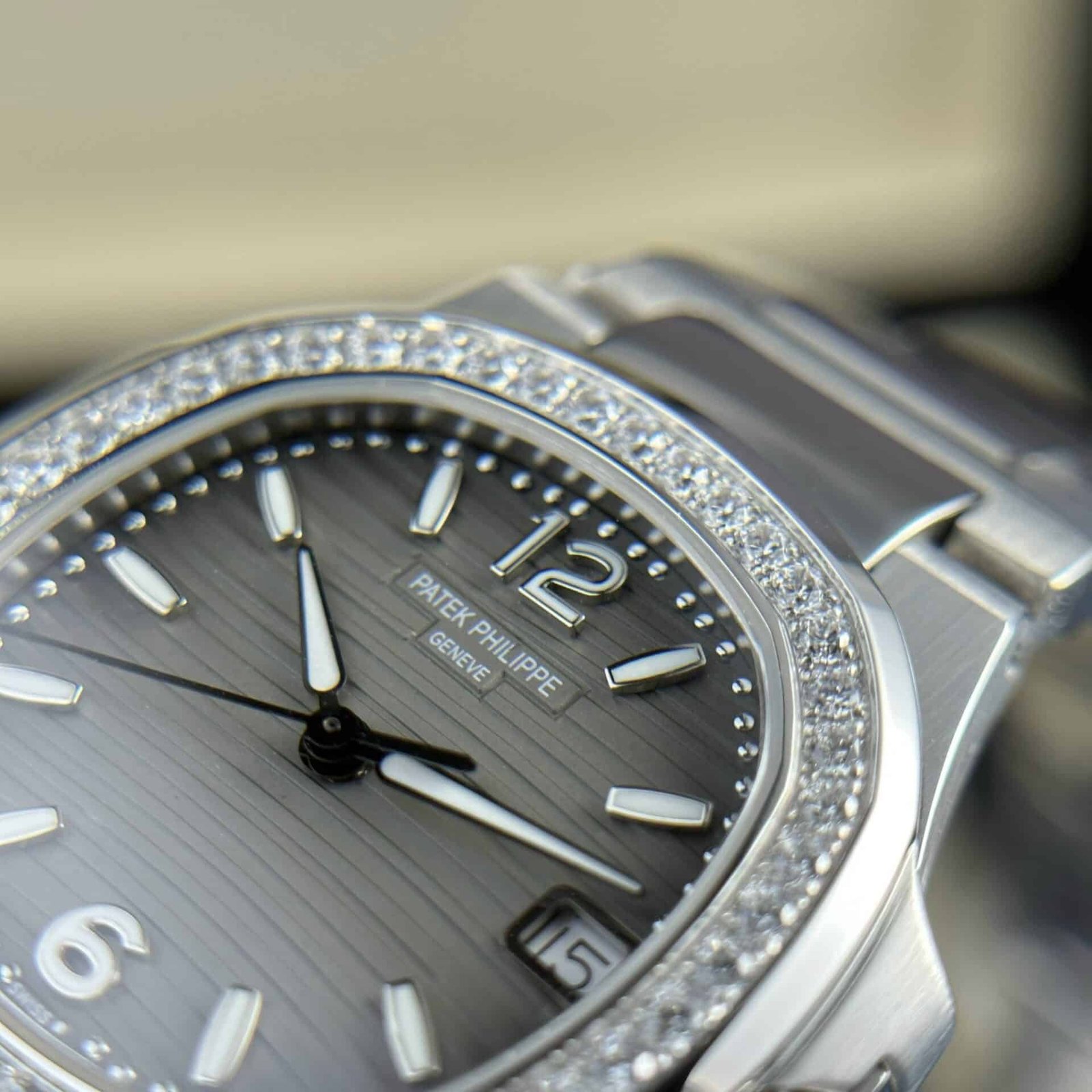 Patek Philippe Nautilus 7010/1G-012 Smoke Gray Dial Diamond Bezel Swiss Quartz Best Replica 32mm - 图片 5