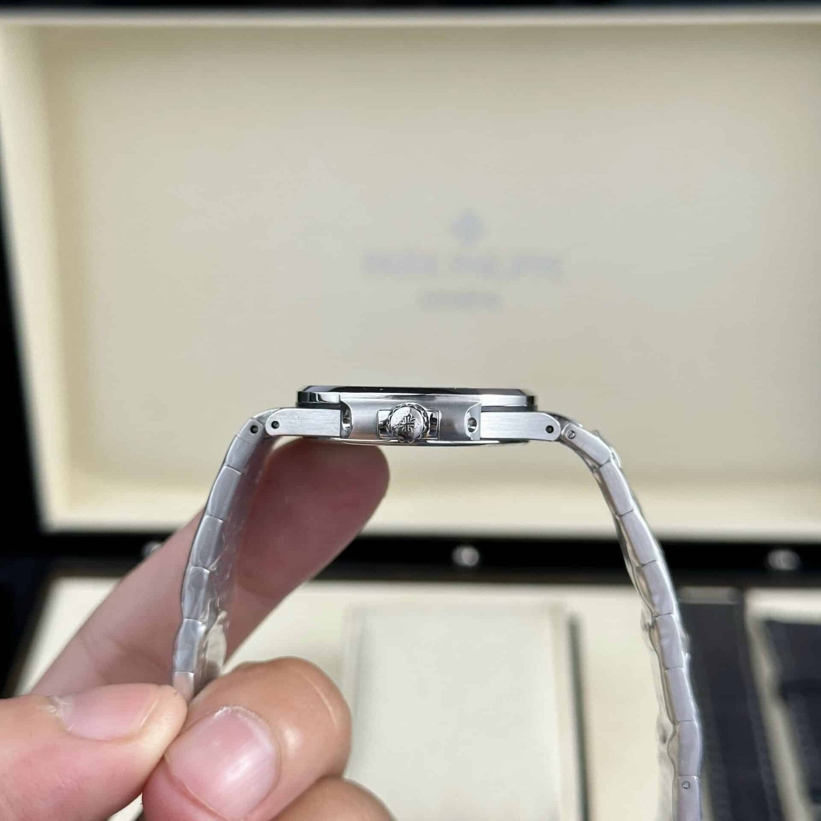 Patek Philippe Nautilus 7010/1G-012 Smoke Gray Dial Diamond Bezel Swiss Quartz Best Replica 32mm - 图片 6