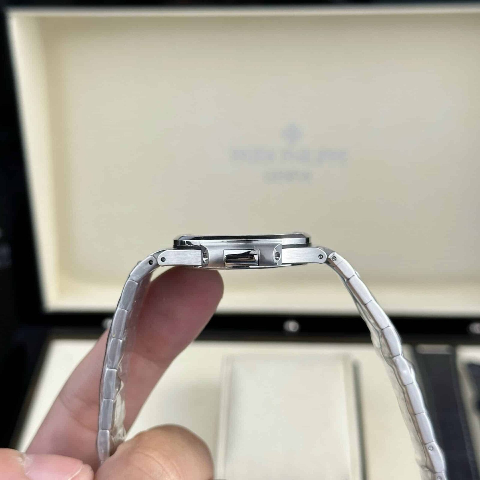 Patek Philippe Nautilus 7010/1G-012 Smoke Gray Dial Diamond Bezel Swiss Quartz Best Replica 32mm - 图片 7
