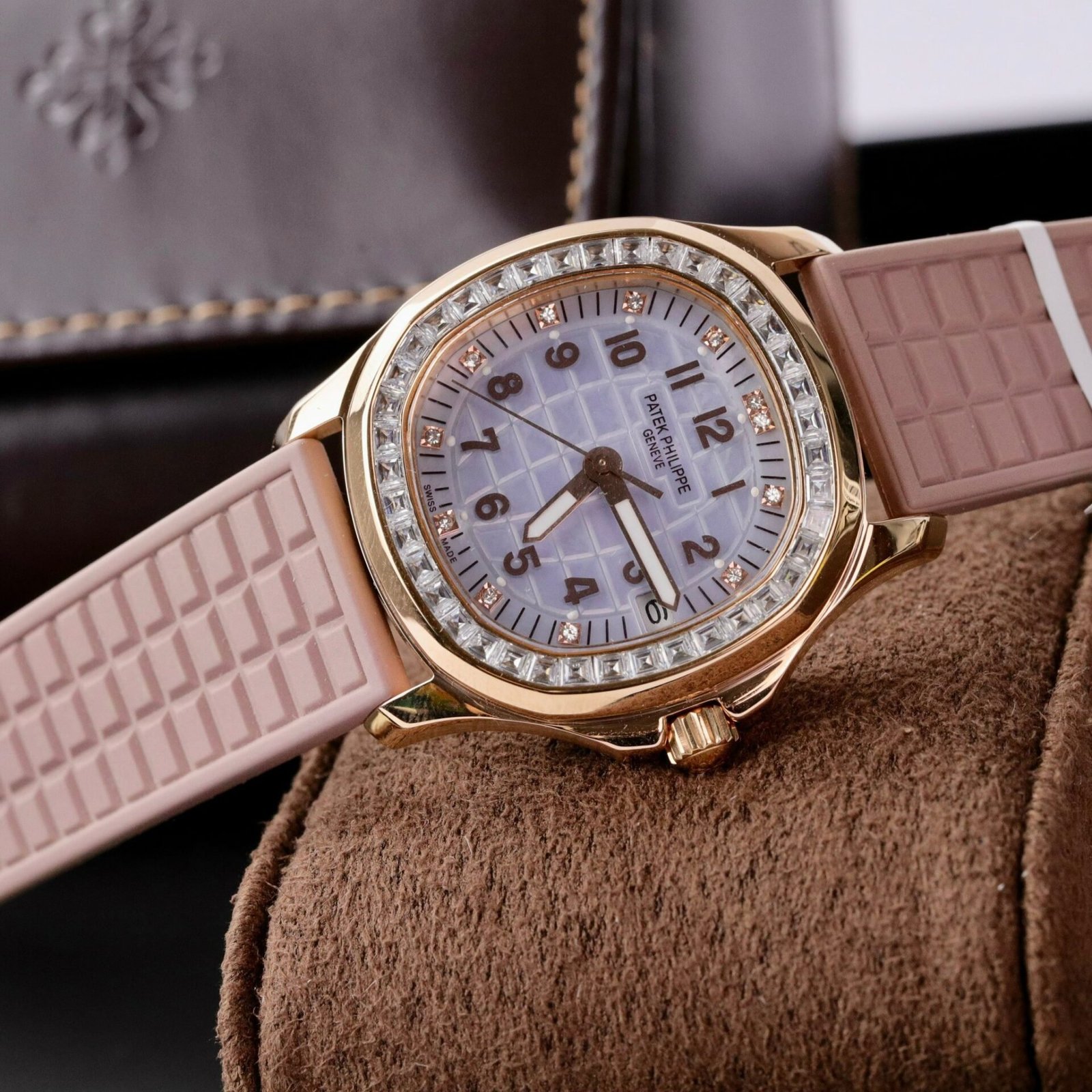Patek Philippe Aquanaut 5072R-001 18K Gold Wrapped Custom Baguette Moissanite Bezel 35.6mm - 图片 3