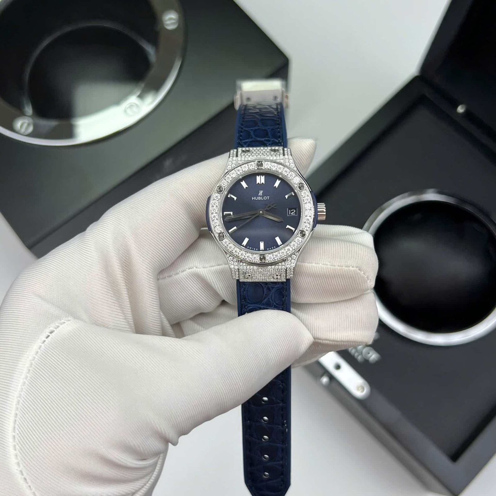 Hublot Classic Fusion Titanium Pavé Blue Dial Leather Custom Moissanite 33mm - 图片 2