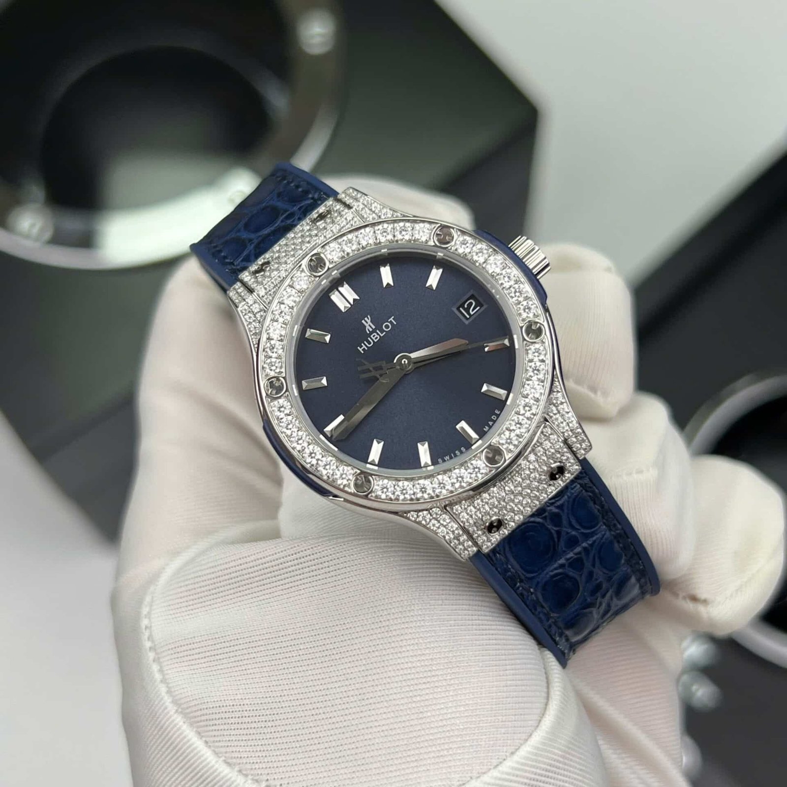 Hublot Classic Fusion Titanium Pavé Blue Dial Leather Custom Moissanite 33mm - 图片 3