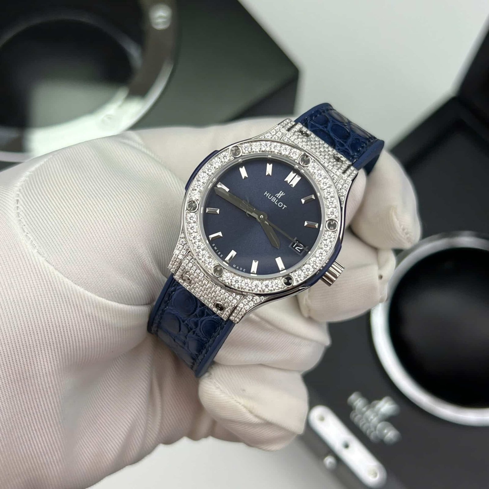 Hublot Classic Fusion Titanium Pavé Blue Dial Leather Custom Moissanite 33mm - 图片 4