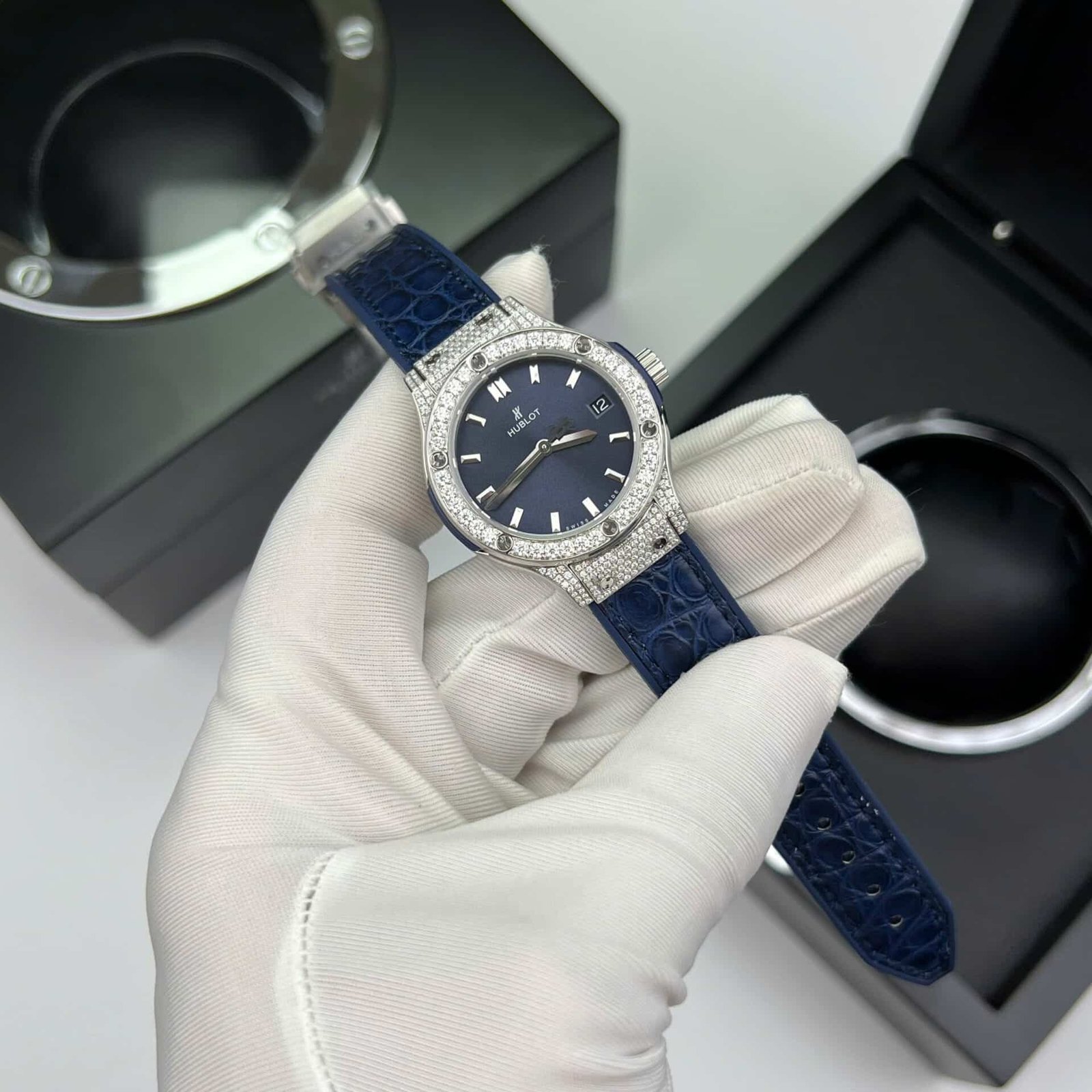 Hublot Classic Fusion Titanium Pavé Blue Dial Leather Custom Moissanite 33mm - 图片 5