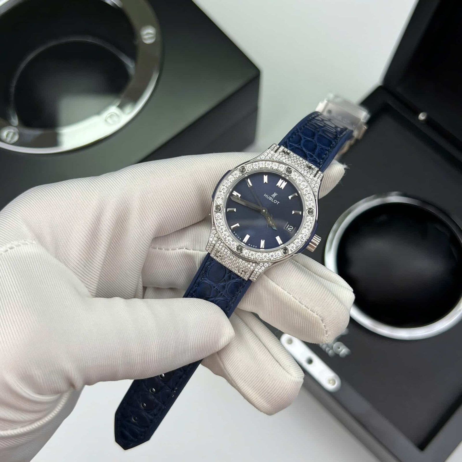 Hublot Classic Fusion Titanium Pavé Blue Dial Leather Custom Moissanite 33mm - 图片 6