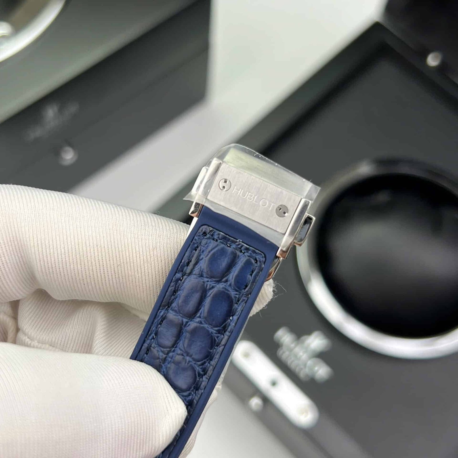 Hublot Classic Fusion Titanium Pavé Blue Dial Leather Custom Moissanite 33mm - 图片 8