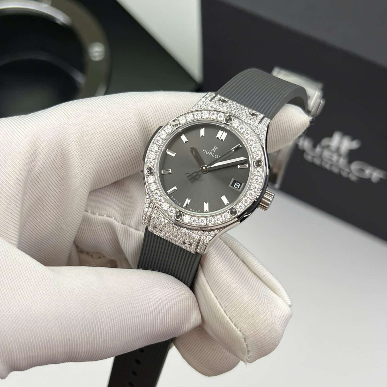 Hublot Classic Fusion Titanium Pavé Grey Dial Rubber Custom Moissanite Best Replica 33mm - 图片 4