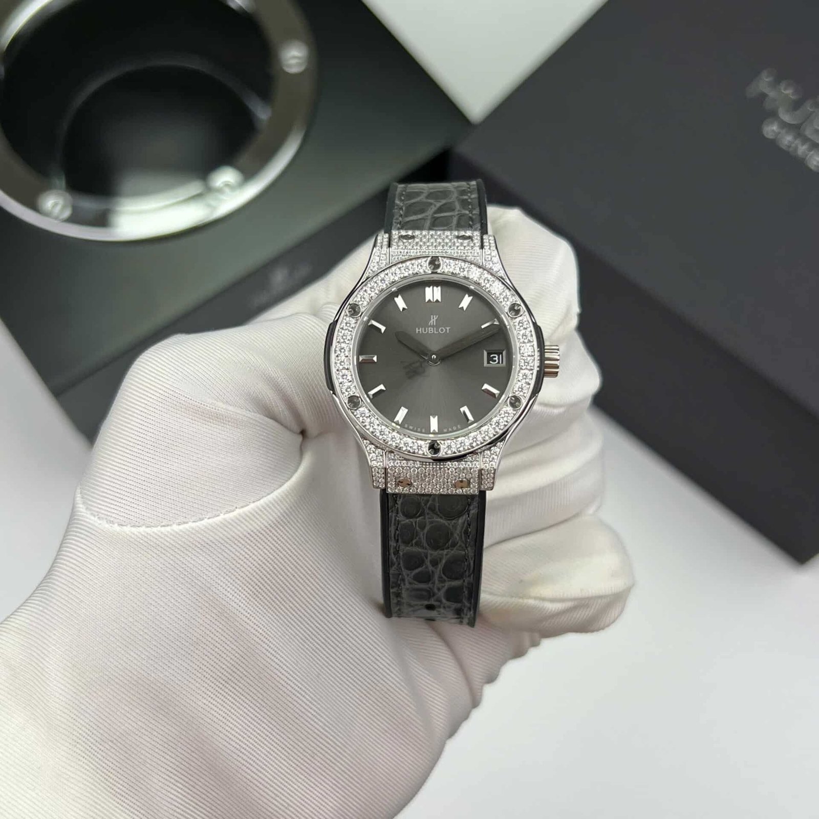 Hublot Classic Fusion Titanium Pavé Grey Dial Custom Moissanite Leather Best Replica 33mm - 图片 2