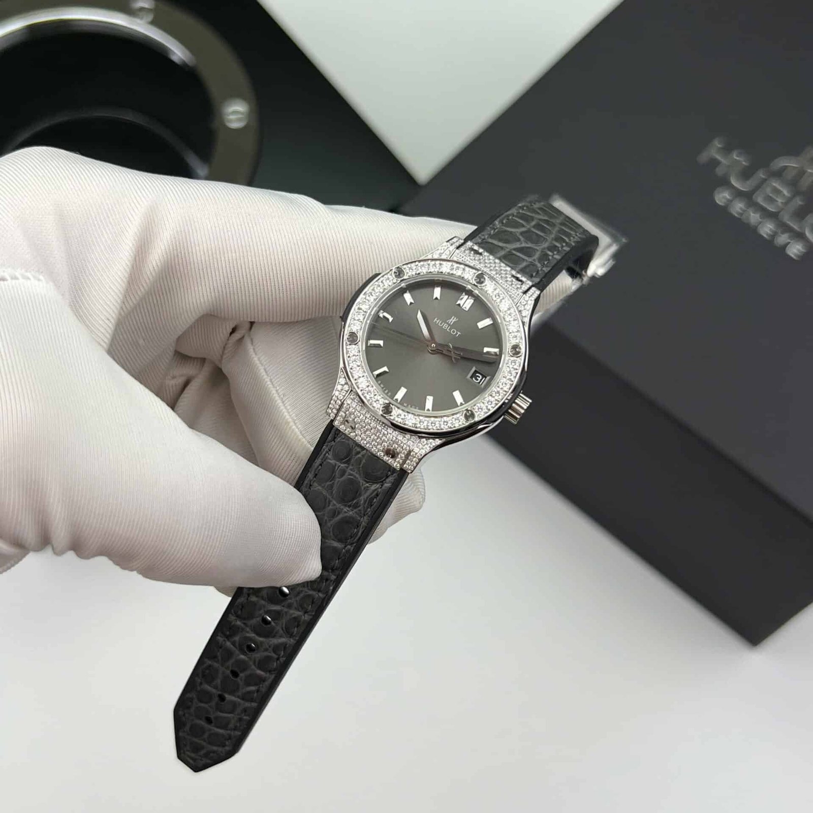 Hublot Classic Fusion Titanium Pavé Grey Dial Custom Moissanite Leather Best Replica 33mm - 图片 3