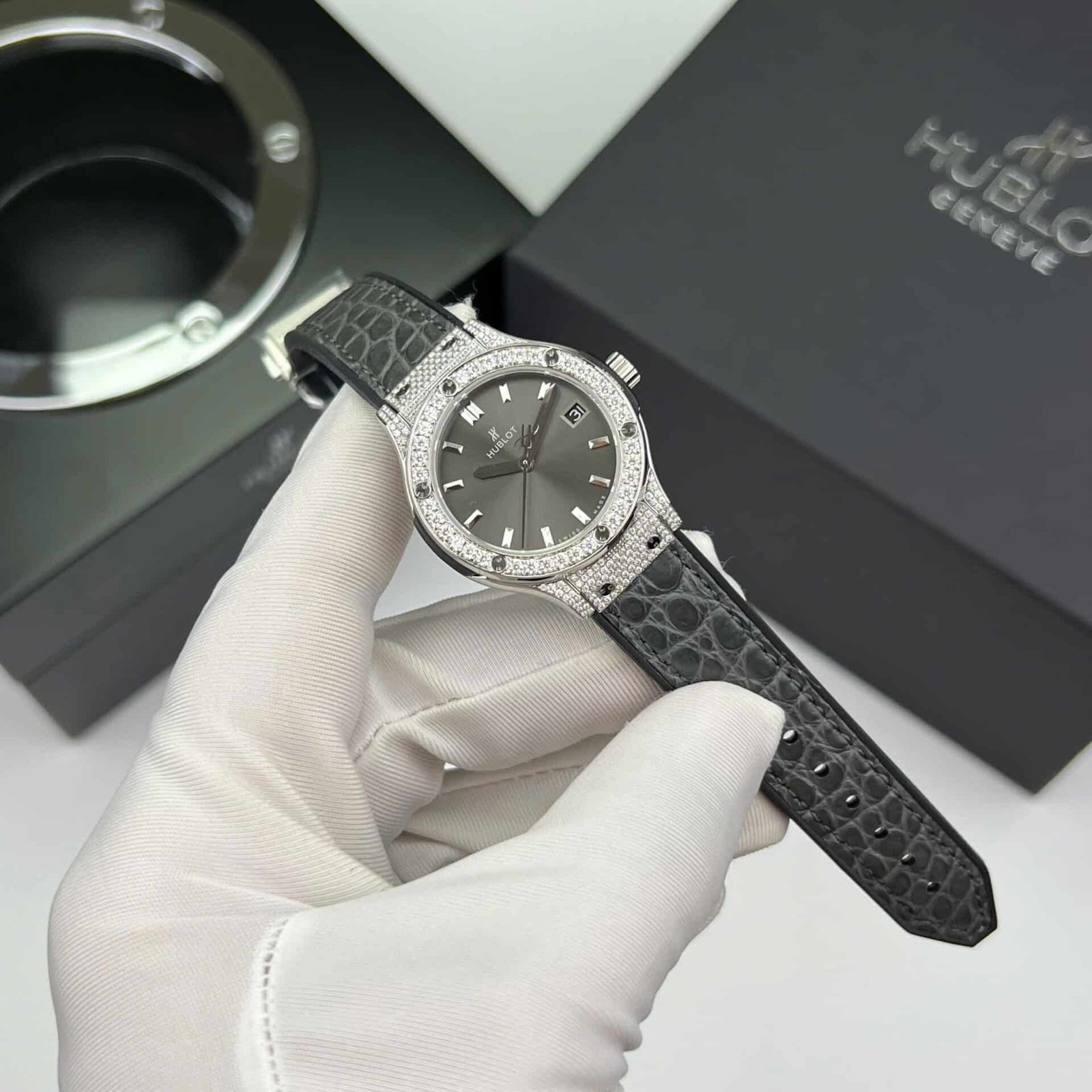 Hublot Classic Fusion Titanium Pavé Grey Dial Custom Moissanite Leather Best Replica 33mm - 图片 4