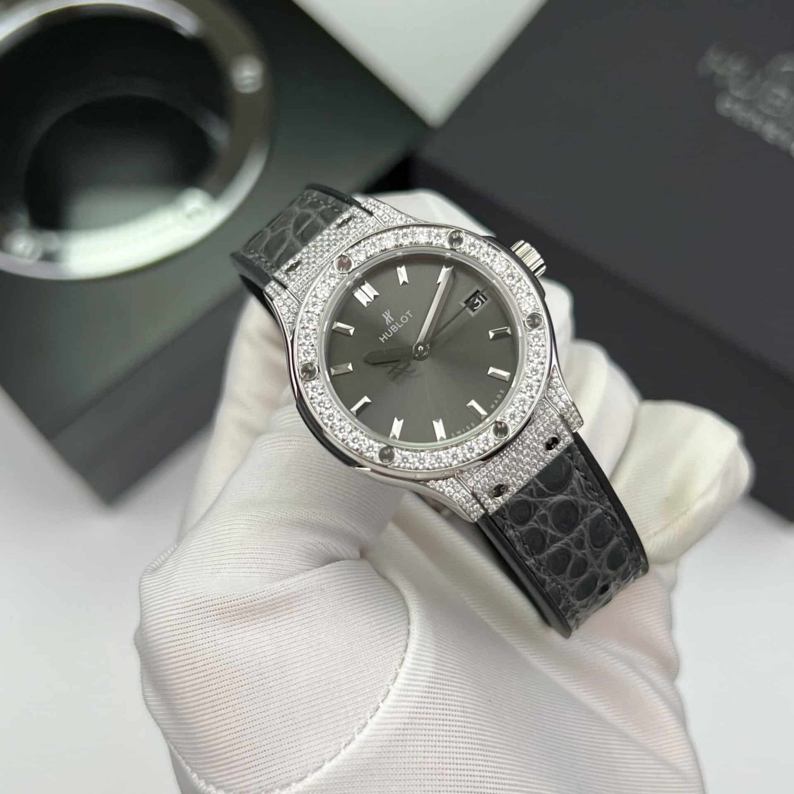 Hublot Classic Fusion Titanium Pavé Grey Dial Custom Moissanite Leather Best Replica 33mm - 图片 6