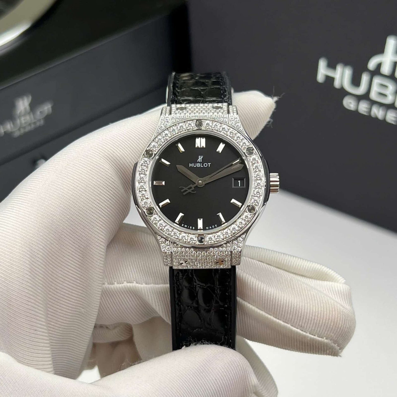 Hublot Classic Fusion Titanium Pavé Black Dial Custom Moissanite Leather Strap Best Replica 33mm - 图片 2