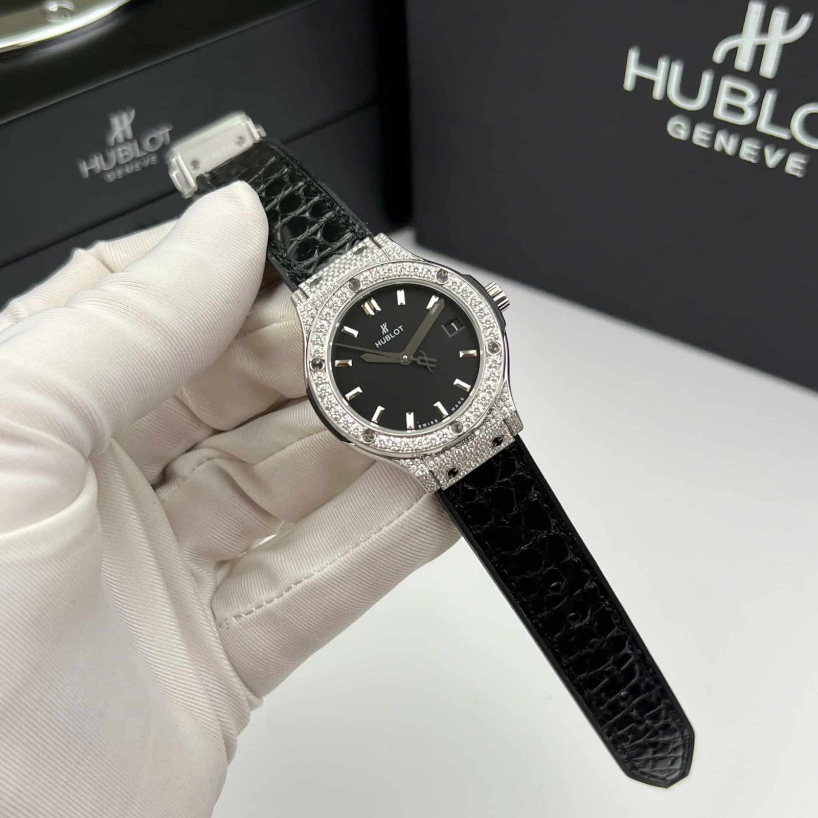 Hublot Classic Fusion Titanium Pavé Black Dial Custom Moissanite Leather Strap Best Replica 33mm - 图片 3