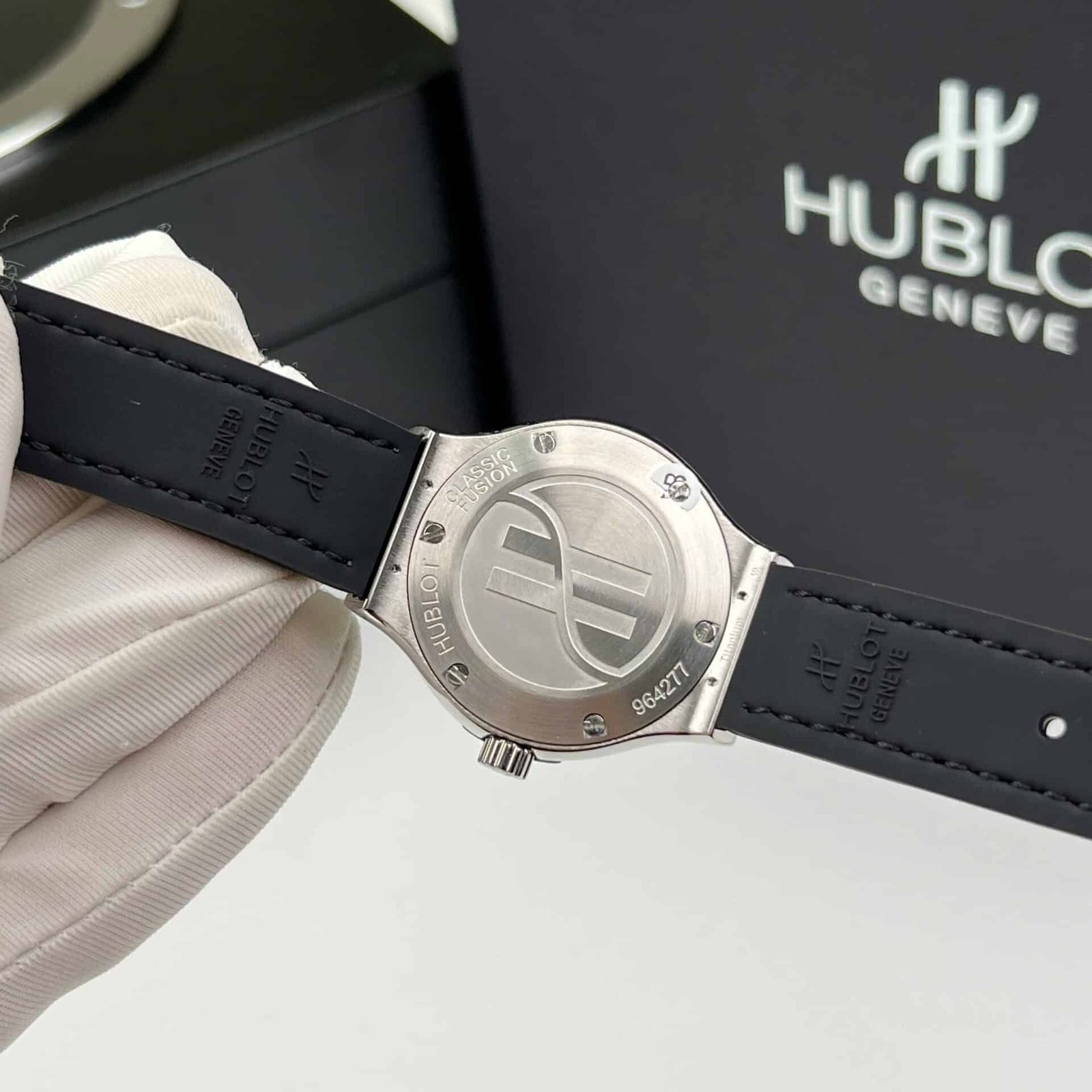 Hublot Classic Fusion Titanium Pavé Black Dial Custom Moissanite Leather Strap Best Replica 33mm - 图片 6