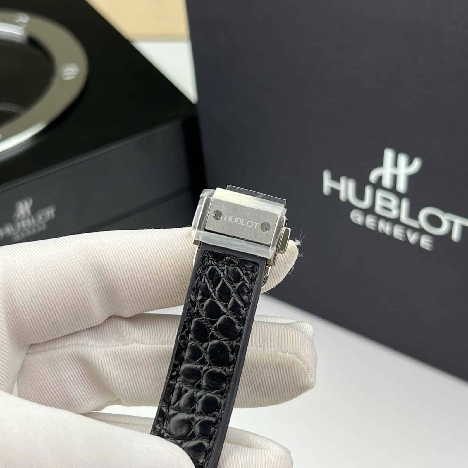 Hublot Classic Fusion Titanium Pavé Black Dial Custom Moissanite Leather Strap Best Replica 33mm - 图片 7