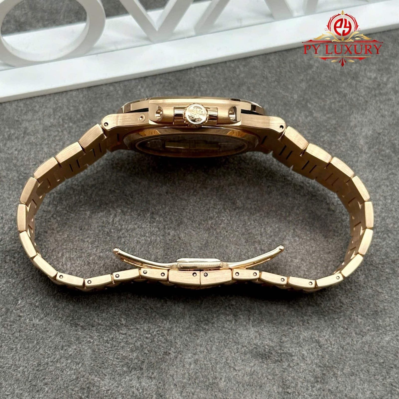 Patek Philippe Nautilus 5724 Grey Dial Custom 18K Solid Gold Baguette Diamonds Bezel 40mm - 图片 9