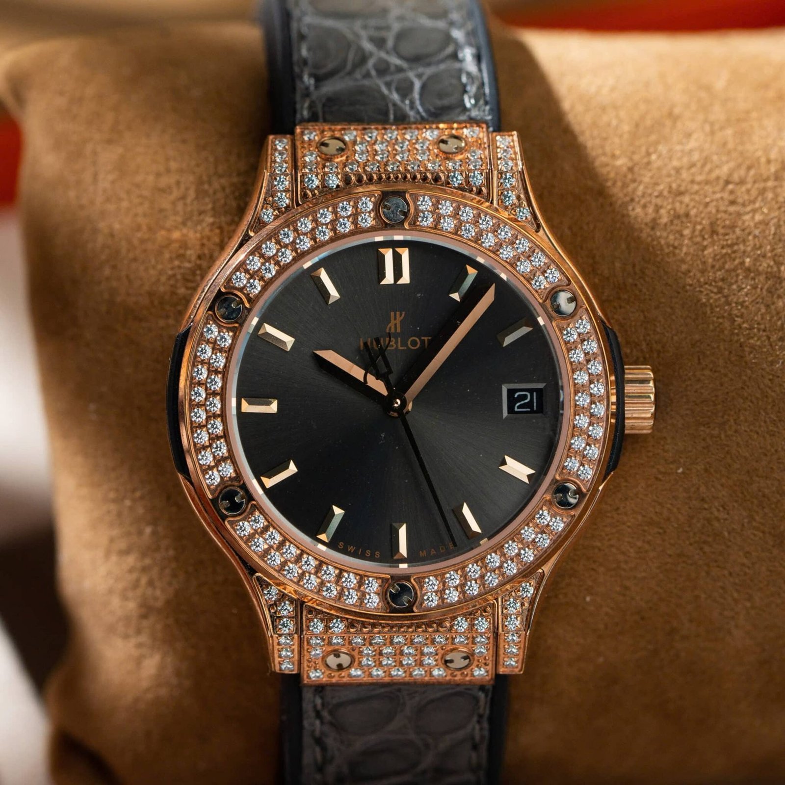 Hublot Classic Fusion King Gold Pavé CZ Stones Grey Dial Leather Strap Lady Watch Replica 33mm - 图片 3