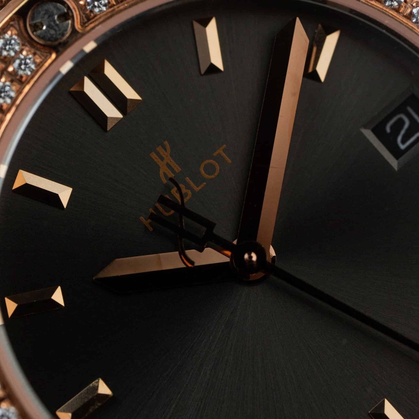 Hublot Classic Fusion King Gold Pavé CZ Stones Grey Dial Leather Strap Lady Watch Replica 33mm - 图片 4