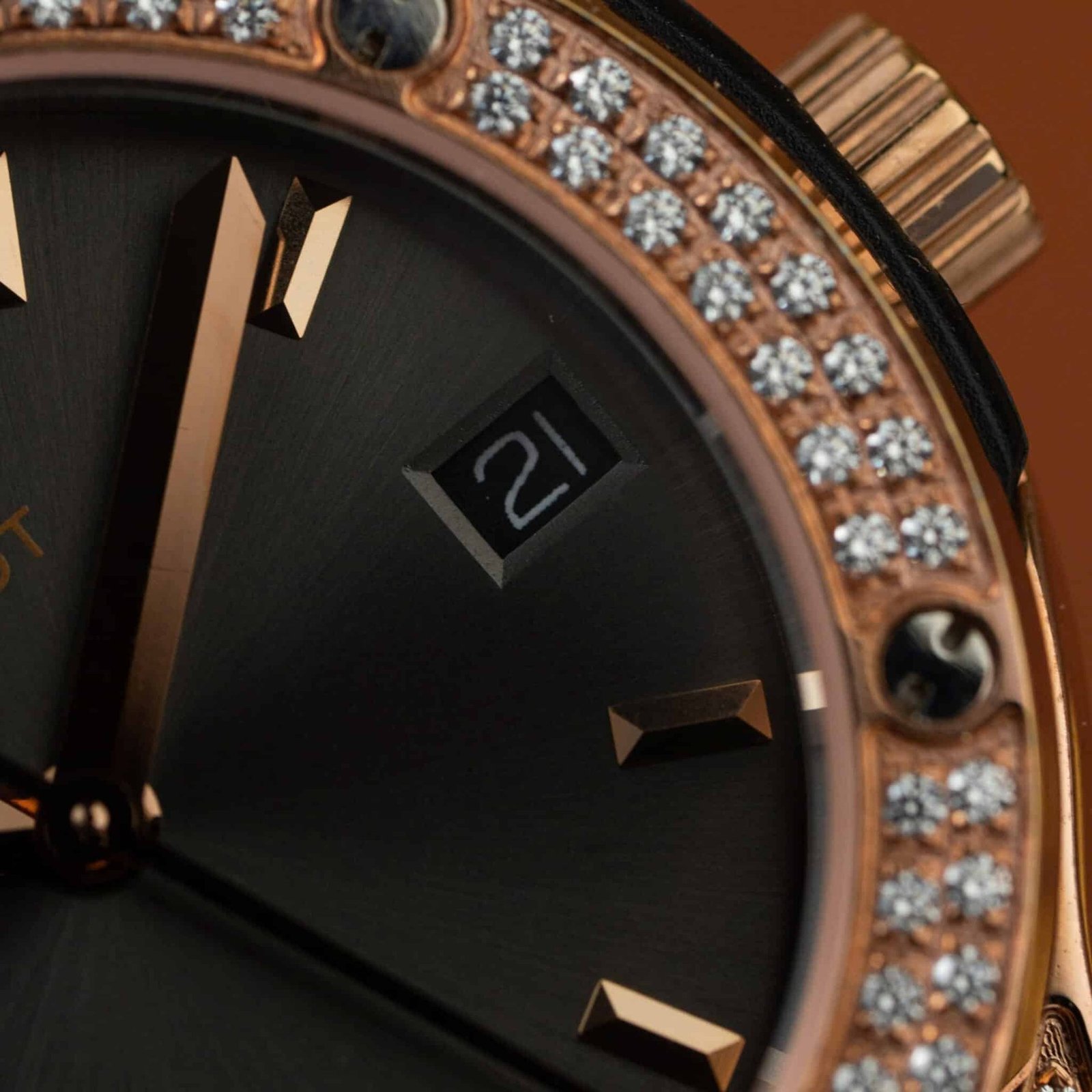 Hublot Classic Fusion King Gold Pavé CZ Stones Grey Dial Leather Strap Lady Watch Replica 33mm - 图片 5