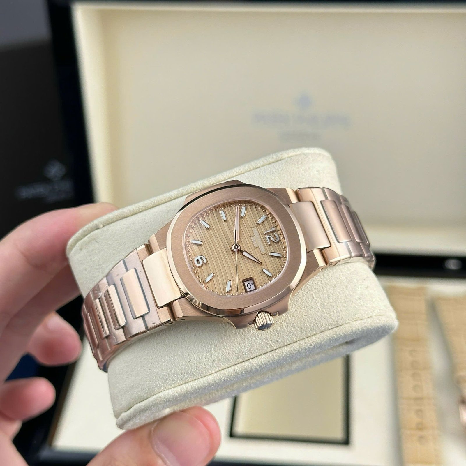 Patek Philippe Nautilus 7010/1R Golden Dial Rose Gold Lady Watch Quartz Best Replica 32mm - 图片 3
