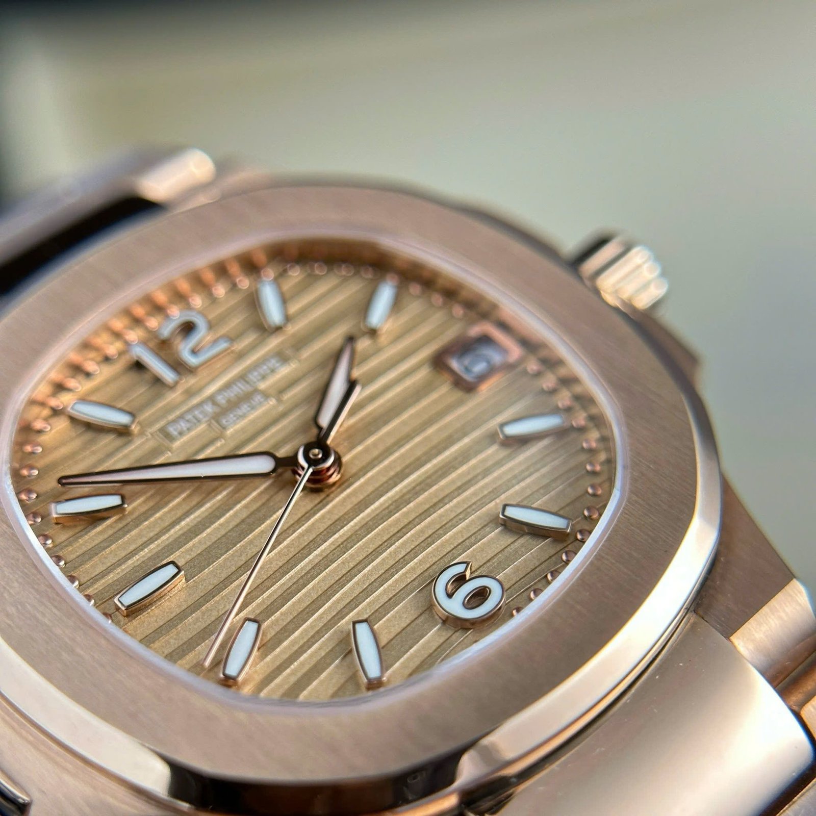 Patek Philippe Nautilus 7010/1R Golden Dial Rose Gold Lady Watch Quartz Best Replica 32mm - 图片 5