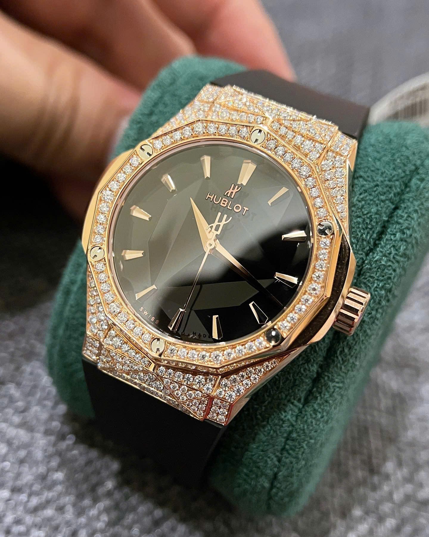 Hublot Classic Fusion Orlinski King Gold Pavé Black Dial Custom Moissanite 40mm - 图片 5