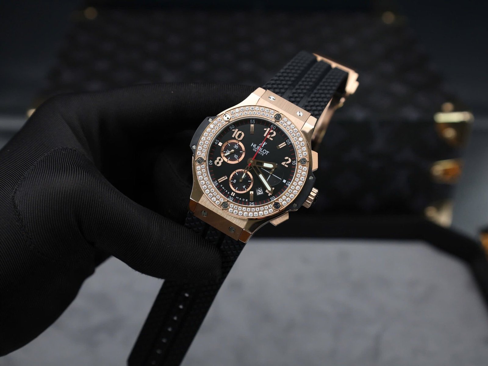 Hublot Big Bang Chronograph King Gold Black Dial Custom Moissanite Bezel Replica 41mm - 图片 4